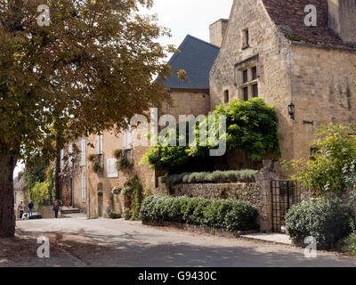 Una tranquilla strada pittoresca scena in autunno sunshine, Domme, Aquitane, Francia Foto Stock