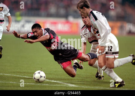 Giovane Elber, il marcatore di Bayerns a Monaco (a sinistra), si tuffa come Manchester United's Gary (centro) e Philip Neville (a destra) si trovano nelle vicinanze Foto Stock
