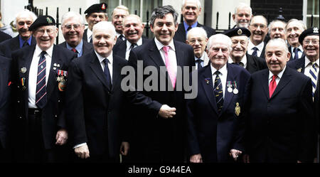 Il Cancelliere Gordon Brown (al centro) e il segretario alla difesa Dr. John Reid (a sinistra di Brown) fuori dalla strada principale n. 11. Foto Stock