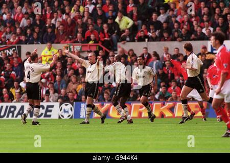 Calcio - fa Carling Premiership - Nottingham Forest / Charlton Athletic. Eddie Youds di Charlton Athletic (centro) celebra il traguardo di apertura con il compagno di squadra Neil Redfearn (a sinistra) Foto Stock