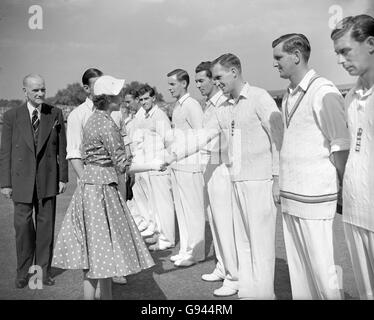 HRH Queen Elizabeth II (l) scuote la mano con Jim Laker (terza r) dell'Inghilterra, mentre il capitano Len Hutton (l, nascosto) presenta la sua squadra prima dell'inizio della giornata Foto Stock