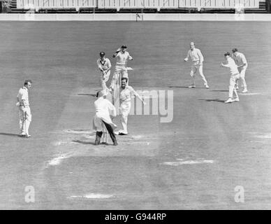 Cricket - The Ashes - Quarta prova - Inghilterra / Australia - Old Trafford - Fifth Day. Jim Laker (c, accanto a umpire) si rivolge all'appello per il cricket dell'australiano Ian Craig (secondo l), che aveva intrappolato lbw per il 38 Foto Stock