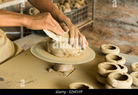 Trinidad Cuba terraglie di argilla business con uomo che lavora sulla ruota in ceramica per creare oggetti grafici in ceramica Foto Stock