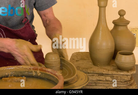 Trinidad Cuba terraglie di argilla business con uomo che lavora sulla ruota in ceramica per creare oggetti grafici in ceramica Foto Stock