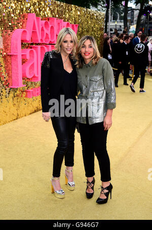 Nicole Appleton (sinistra) e Melanie Blatt frequentando la premiere mondiale di assolutamente favoloso filmato tenutasi al cinema Odeon di Leicester Square, Londra. Foto Stock