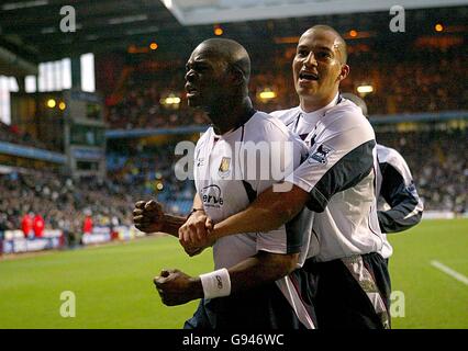 Il Marlon Harewood di West Ham United si congratula con il suo gol scorer Bobby Zamora dopo aver messo la sua squadra in piombo dal punto di penalità Foto Stock