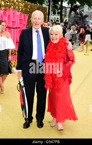 Judith Chalmers e Neil Durden-Smith frequentando la premiere mondiale di assolutamente favoloso filmato tenutasi al cinema Odeon di Leicester Square, Londra. Foto Stock