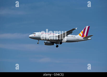 German Wings Airbus 319-132 Iscrizione D-AGWG proveniente in aeroporto di Heathrow di Londra, Regno Unito. SCO 10,457. Foto Stock