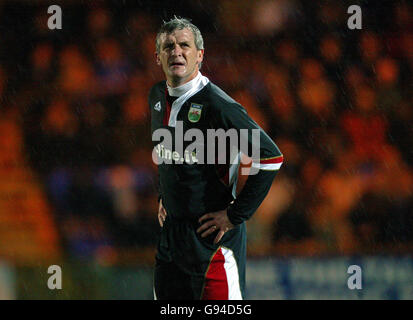 Calcio - benefit Match - Macclesfield Town Legends v Chelsea All Stars XI - Moss Rose. Mark Hughes di Chelsea All Stars XI guarda come la pioggia pesante cade durante il gioco contro Macclesfield Town Legends Foto Stock