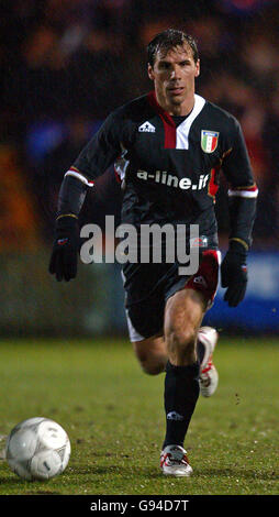 Gianfranco Zola di Chelsea All Stars XI in azione durante il Gioco contro le leggende della città di Macclesfield Foto Stock