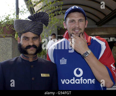 Inghilterra fast bowler Steve Harmison (R) si trova con il portiere presso il team hotel a Baroda, India, mercoledì 22 febbraio 2006. PREMERE ASSOCIAZIONE foto. Il credito fotografico deve essere: Rebecca Naden/PA. ***SOLO PER USO EDITORIALE - NON USO DI TELEFONI CELLULARI*** Foto Stock