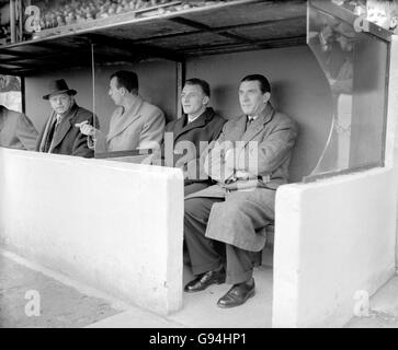 Calcio - Calcio League 1 - Chelsea / Blackpool - Stamford Bridge. Il manager del Chelsea Ted Drake (r) si siede accanto al suo nuovo allenatore Tommy Dochrety (secondo r) nel Ducato Foto Stock