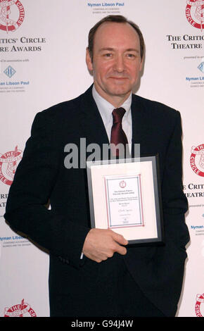 Kevin Spacey, che ha ricevuto il premio John and Wendy Trewin per la migliore performance shakespearean, per il suo ruolo in Richard II, ai Critics Circle Theatre Awards al Prince of Wales Theatre, nel centro di Londra, martedì 31 gennaio 2006. PREMERE ASSOCIAZIONE FOTO. Il credito fotografico dovrebbe essere: Ian West/PA Foto Stock