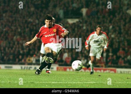 Denis Irwin di Manchester United segna il primo gol dal punto di penalità Foto Stock