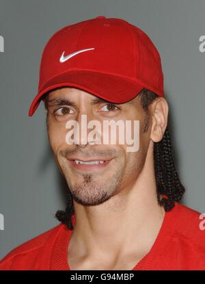 Il calciatore del Manchester United & England Rio Ferdinand arriva al lancio di Nike "Joga Bonito" (Play Beautiful), dalla Truman Brewery, a est di Londra, martedì 7 gennaio 2006. PREMERE ASSOCIAZIONE FOTO. Foto di credito dovrebbe leggere: Ian West/PA ... SHOWBIZ Nike ... 07-02-2006 ... Londra ... REGNO UNITO ... PREMERE ASSOCIAZIONE foto. Il credito fotografico dovrebbe essere: Ian West/PA. Numero di riferimento univoco 2892411 Foto Stock