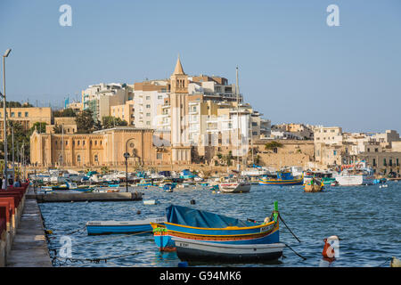 Marsaskala, Malta - 8 Maggio 2016: Pesca navette in Il-Bajja ta' Marsascala sull'isola di Malta. Foto Stock