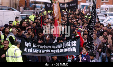 Centinaia di musulmani prendono parte ad una marcia annuale attraverso le strade di Glasgow per segnare la morte del nipote del profeta Maometto, giovedì 9 febbraio 2005. La processione commemora uno dei giorni più sacri di Islam Ashura. PREMERE ASSOCIAZIONE foto. Il credito fotografico dovrebbe essere: Danny Lawson /PA Foto Stock