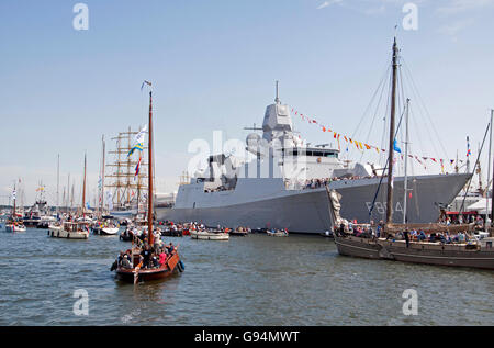 AMSTERDAM, PAESI BASSI, 20 agosto 2015 marina olandese nave a vela e passaggio di imbarcazioni con visitatori provenienti da questo evement nautico Foto Stock