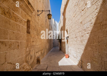 Silenzioso e magico vicolo di Mdina, Malta - vecchia capitale e città silenziosa di malta - città medioevale Foto Stock