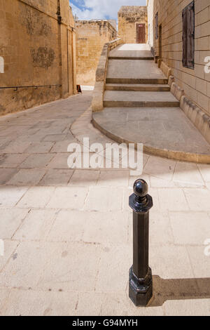 Silenzioso e magico vicolo di Mdina, Malta - Vecchia Capitale e città silenziosa di Malta - Città medioevale Foto Stock