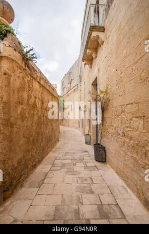 Mdina, Malta - 04 maggio 2016: silenzioso e magico vicolo di Mdina, Malta - vecchia capitale e città silenziosa di malta - città medioevale Foto Stock