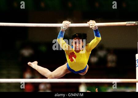 Ginnastica - 16° Commonwealth Games - Kuala Lumpur, Malesia - bar irregolari. Ernadia Omar in azione in Malesia Foto Stock