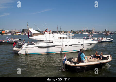 AMSTERDAM, PAESI BASSI, 20 agosto 2015 diverse imbarcazioni sportive da parte dei visitatori del bigg Manifestazione nautica vela 2015. Foto Stock