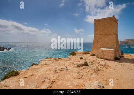 Antica torre di avvistamento sulle scogliere rocciose dell'isola di Malta Foto Stock