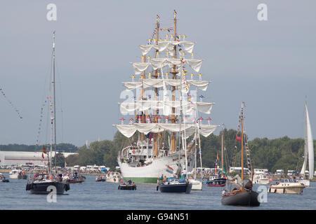 Porto di Amsterdam, Olanda Settentrionale, Paesi Bassi - 19 agosto ,2015 marinai su montanti di Tall Ship Arc Gloria dalla Colombia Foto Stock