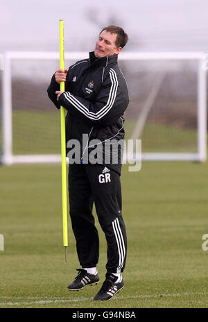 Glenn Roeder, responsabile della carriera di Newcastle United, durante una sessione di formazione a Longbenton, venerdì 10 febbraio 2006. Newcastle United Face Aston Villa nella Barclays Premiership domani. PREMERE ASSOCIAZIONE foto. Il credito fotografico dovrebbe essere: Owen Humphreys/PA. Foto Stock