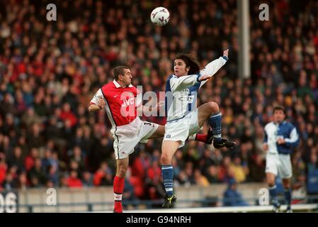 Damien Johnson di Blackburn Rovers (a destra) salta per la palla con Arsenal's Nigel Winterburn (a sinistra) Foto Stock