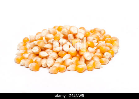 Semi di popcorn pila su bianco Foto Stock