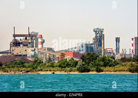 Industria sul manto di Fos-sur-Mer accanto a Marsiglia. Foto Stock