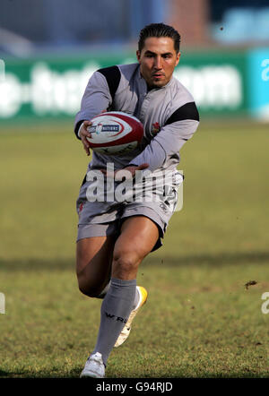 Il Wales' Gavin Henson si unisce alla squadra per una sessione di allenamento al Cardiff Rugby Club di Cardiff, martedì 21 febbraio 2006, in vista della partita RBS 6 Nations contro l'Irlanda di domenica. PREMERE ASSOCIAZIONE foto. Il credito fotografico dovrebbe essere: David Davies/PA. Foto Stock