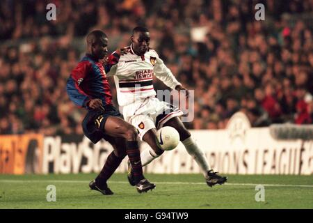 Calcio - UEFA Champions League - Gruppo D - Barcellona / Manchester United. Andy Cole (a destra) del Manchester United prende Samuel Gbenga Okunowo a Barcellona (a sinistra) Foto Stock