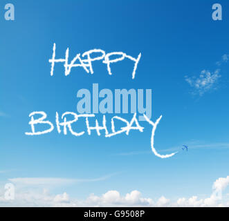 "Buon compleanno" scritto in cielo con contrails sinistra in aereo Foto Stock