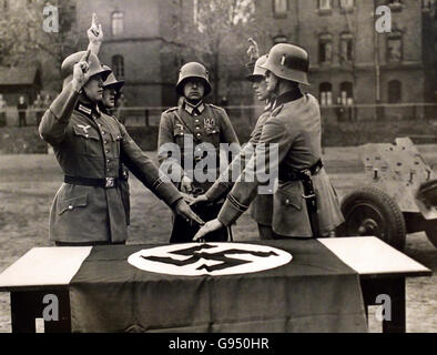 Prestazione di giuramento della Reichswehr di Adolf Hitler il giorno del Presidente Paul von Hindenburg la morte 2 Agosto 1934 Berlino Germania nazista Foto Stock