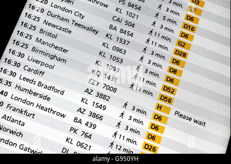 Scheda di partenza in un aeroporto Foto Stock