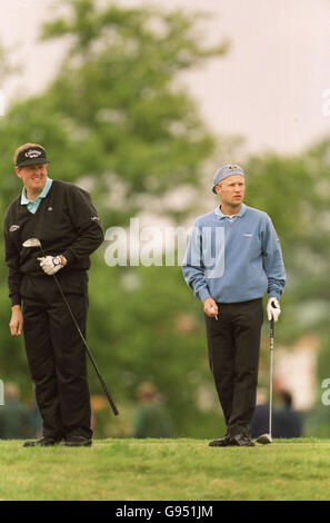 Per- Ulrik Johansson e Colin Montgomerie Vying per la testa mentre attendono di tee off sul settimo all'Oxfordshire durante il terzo round Foto Stock