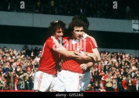 Martin o'Neill della Foresta di Nottingham (a destra) celebra un obiettivo con Trevor Francis (a sinistra) e Garry Birtles (nascosto) Foto Stock