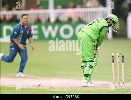 Cricket - Coppa del mondo ICC - Gruppo A - Inghilterra / Kenya. Il Karim di Aasif del Kenya è bowled dal contrassegno Ealham dell'Inghilterra Foto Stock