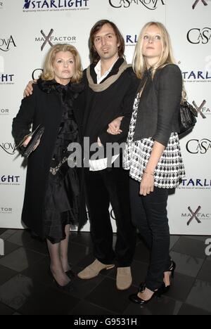 (L-R) la mamma di Sienna Miller Josephine, il genero Nicholas Skinner e la figlia Savannah arrivano alla prima cinematografica britannica di 'Casanova', presso il Vue West End, nel centro di Londra, lunedì 13 febbraio 2006. PREMERE ASSOCIAZIONE foto. Il credito fotografico dovrebbe essere: Yui Mok/PA Foto Stock