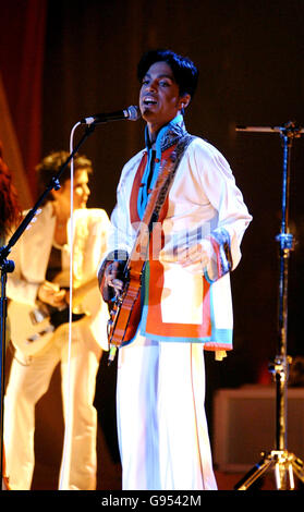 Prince si esibisce sul palco al Brit Awards 2006, presso Earls Court, West London, mercoledì 15 febbraio 2006. Scopri i bra SHOWBIZ di PA Story. PREMERE ASSOCIAZIONE foto. Il credito fotografico dovrebbe essere: Yui Mok/PA Foto Stock