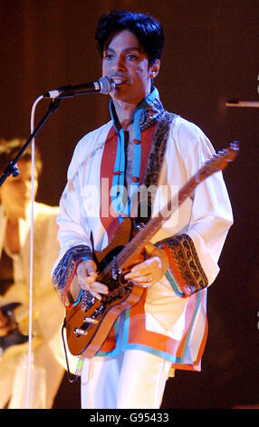 Prince si esibisce sul palco al Brit Awards 2006, presso Earls Court, West London, mercoledì 15 febbraio 2006. Scopri i bra SHOWBIZ di PA Story. PREMERE ASSOCIAZIONE foto. Il credito fotografico dovrebbe essere: Yui Mok/PA Foto Stock