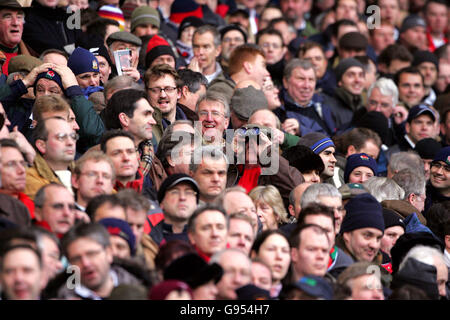 Rugby Union - RBS 6 Nations Championship 2006 - Inghilterra / Galles - Twickenham. Gli appassionati di Inghilterra e Galles si immergerano nell'atmosfera Foto Stock