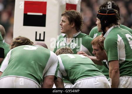 Rugby Union - RBS 6 Nations Championship 2006 - Francia / Irlanda - Stade de France. Il capitano irlandese Brian o'Driscoll riunisce i suoi compagni di squadra sotto i posti Foto Stock