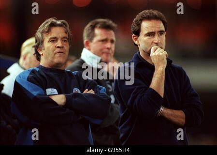 Calcio - fa Carling Premiership - Leicester City v Tottenham Hotspur. Martin o'Neill (a destra), direttore di Leicester City, è profondamente in pensiero mentre il suo lato scende, insieme al suo assistente John Robertson (a sinistra) Foto Stock