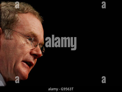 Martin McGuinness, vice leader del Sinn Fein, interviene alla conferenza Party di Dublino, domenica 19 febbraio 2006. Vedi PA storia POLITICA Sinn Fein. PREMERE ASSOCIAZIONE foto. Il credito fotografico dovrebbe essere: Niall Carson/PA Foto Stock