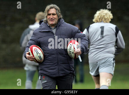 Scott Johnson, allenatore del Galles durante la sessione di allenamento ai Sophia Gardens di Cardiff, giovedì 23 febbraio 2006, in vista della partita RBS 6 Nation contro l'Irlanda di domenica. PREMERE ASSOCIAZIONE foto. Il credito fotografico dovrebbe essere: David Davies/PA. Foto Stock