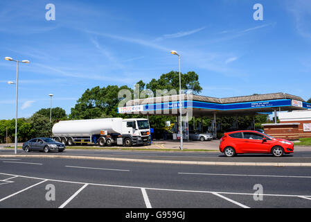 Petroliera erogazione di carburante ad un tesco stazione di riempimento in corrispondenza di clifton retail park, Blackpool, Lancashire, Regno Unito Foto Stock